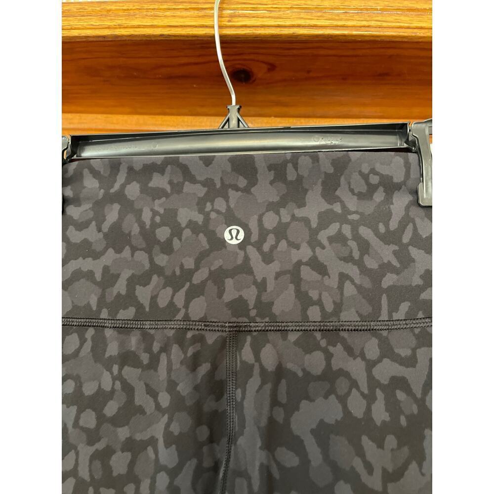 Lululemon blackened animal print cropped legging size 6 - Picture 2 of 4